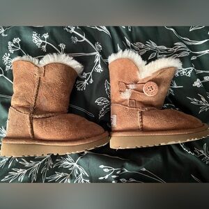 Toddler Uggs size 6